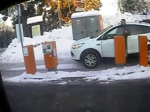 Poznáváte tyhle zloděje? Z Bedřichova si odvezli Ford Kuga. Foto: Policie ČR