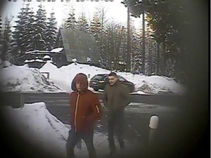 Poznáváte tyhle zloděje? Z Bedřichova si odvezli Ford Kuga. Foto: Policie ČR