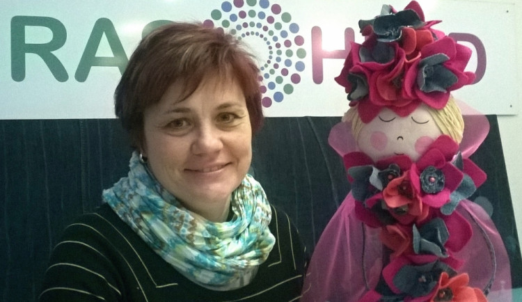 Pavla Petrnoušková s jednou z panenek vytvořených v dílnách.