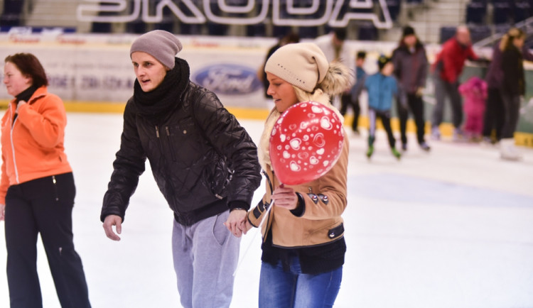 Svátek všech zamilovaných oslavili bruslaři v Home Credit Areně