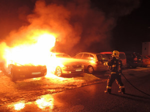 Škodovka lehla popelem. Zapálil jí někdo úmyslně? Foto: HZSLK