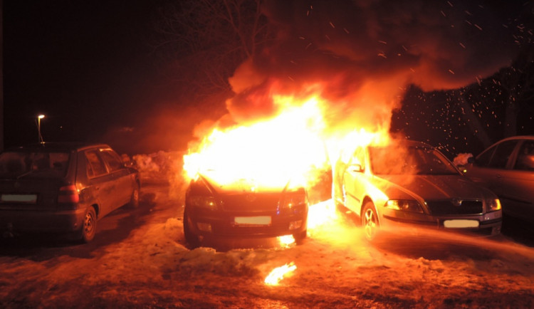 Škodovka lehla popelem. Zapálil jí někdo úmyslně? Foto: HZSLK