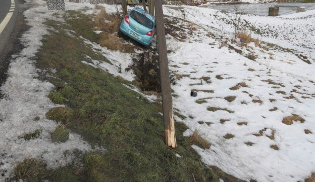 Řidič přerazil u Mníšku telefonní sloup, vyvázl bez zranění. Foto: Policie ČR