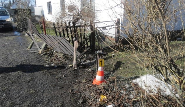 Cizinec zbořil svou Toyotou plot. Foto: Policie ČR