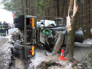 Neopatrný řidič vylil do lesa několik metráků betonu. Foto: Policie ČR