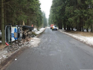 Neopatrný řidič vylil do lesa několik metráků betonu. Foto: Policie ČR
