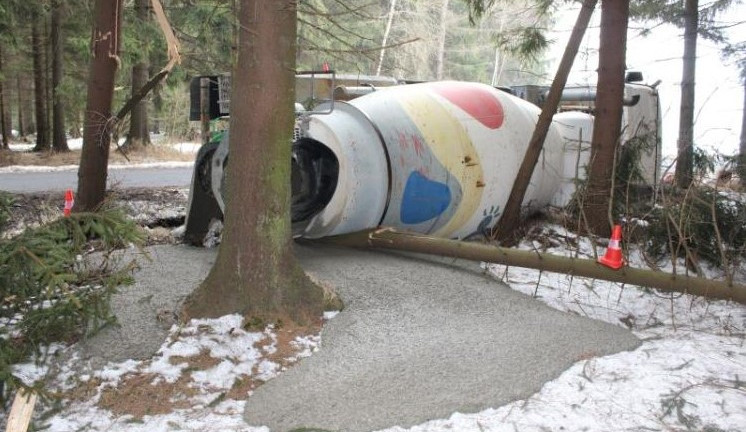 Neopatrný řidič vylil do lesa několik metráků betonu. Foto: Policie ČR