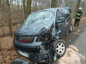 Silnice u Václavic byla pro dvě dodávky úzká. Foto: Hasiči Hrádek nad Nisou