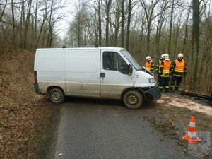 Silnice u Václavic byla pro dvě dodávky úzká. Foto: Hasiči Hrádek nad Nisou