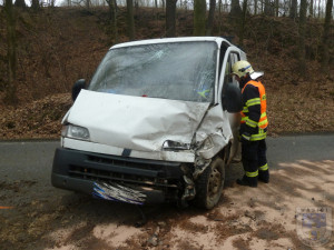 Silnice u Václavic byla pro dvě dodávky úzká. Foto: Hasiči Hrádek nad Nisou