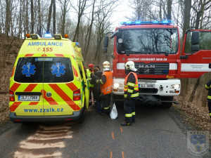 Silnice u Václavic byla pro dvě dodávky úzká. Foto: Hasiči Hrádek nad Nisou