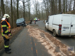 Silnice u Václavic byla pro dvě dodávky úzká. Foto: Hasiči Hrádek nad Nisou