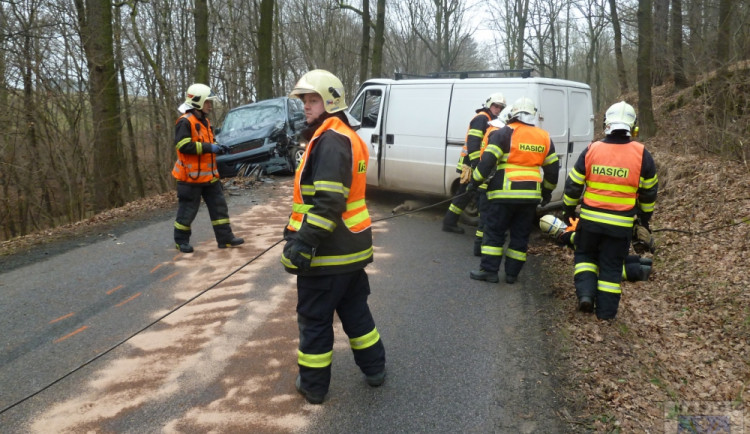 Silnice u Václavic byla pro dvě dodávky úzká. Foto: Hasiči Hrádek nad Nisou