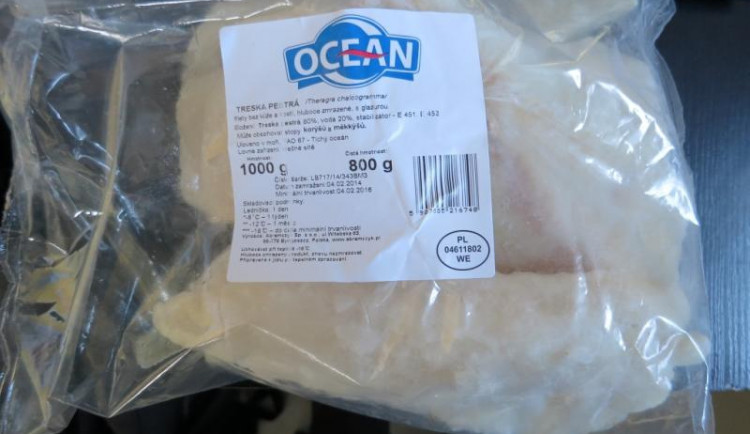 Tesco v Jablonci nabízelo tresku, která vážila o více než čtvrt kilogramu méně. Foto: SZPI