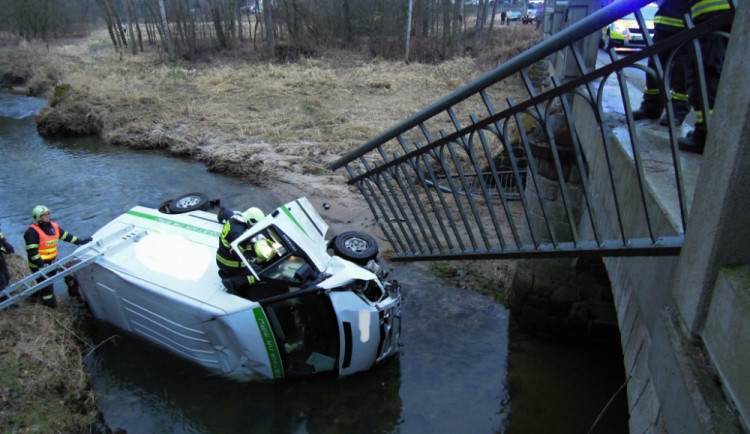 Ford Transit spadl do řeky, řidič má poraněný hrudník. Foto: HZSLK