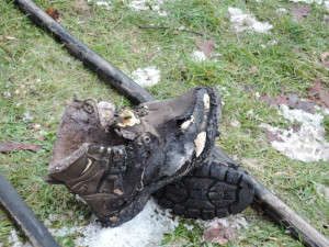 Zbytek bot zraněného muže.  Foto: HZS LK