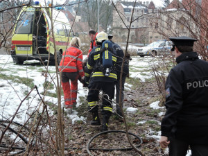 Hasiči a záchranáři odnášejí popáleného. Foto: HZS LK