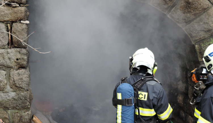 Hasiči při práci. Foto: HZS LK