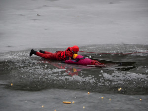 Hasiči bojovali o život topícího se muže v liberecké přehradě. Foto: HZSLK