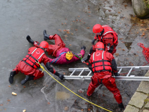 Hasiči bojovali o život topícího se muže v liberecké přehradě. Foto: HZSLK