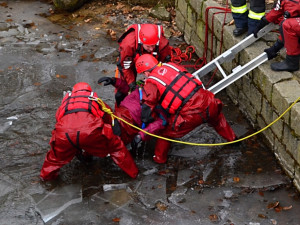Hasiči bojovali o život topícího se muže v liberecké přehradě. Foto: HZSLK