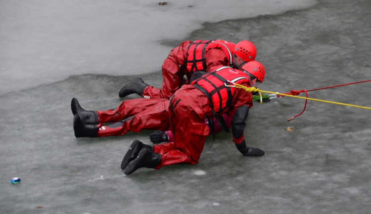 Hasiči bojovali o život topícího se muže v liberecké přehradě. Foto: HZSLK