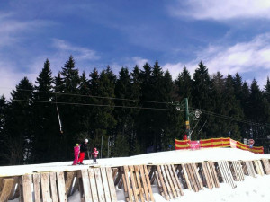 Podmínky k lyžování vylepšil přírodní sníh. Na Ještědu se jezdí na devíti kilometrech