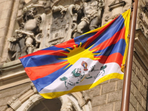 Vlajka Tibetu před radnicí zavlaje. Zastupitelé přehlasovali primátora