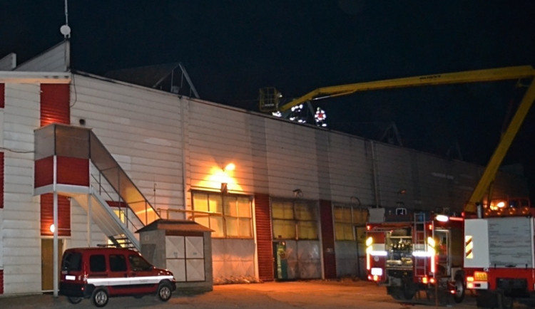 Předčasný konec směny způsobil požár v jedné z hal. Foto: HZSLK