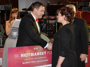 Předání šeku organizacím.