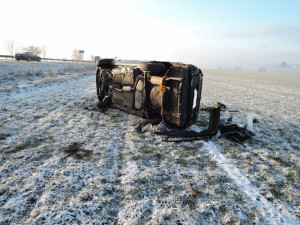 Na rychlostce havarovala Felicie, tři lidé se zranili. Foto: HZSLK