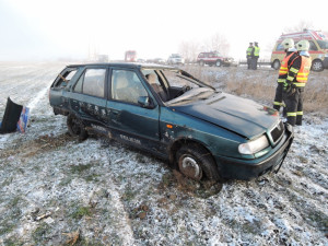 Na rychlostce havarovala Felicie, tři lidé se zranili. Foto: HZSLK