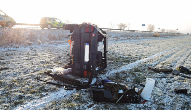 Na rychlostce havarovala Felicie, tři lidé se zranili. Foto: HZSLK