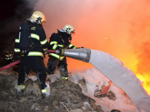 Za Libercem hořela skládka. Úřadoval opět žhář? Foto: HZSLK