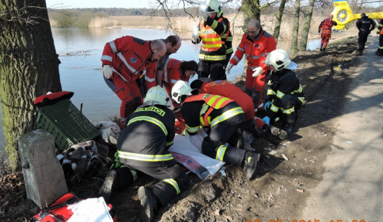 Motocyklista utopil svou motorku v rybníce, sám se zranil. Foto: HZSLK