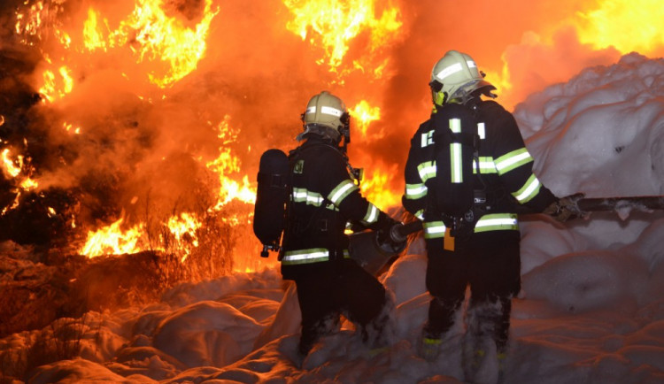 Za Libercem hořela skládka. Úřadoval opět žhář? Foto: HZSLK