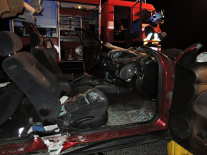 Spolujezdce museli z auta po střetu s krávou vystříhat hasiči. Foto: HZSLK