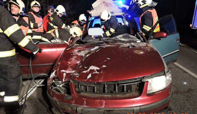 Spolujezdce museli z auta po střetu s krávou vystříhat hasiči. Foto: HZSLK