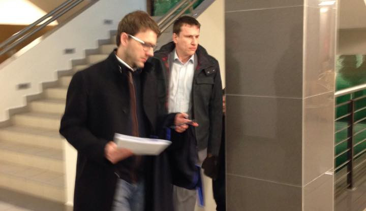 Obžalovaný (vzadu) se svým advokátem.