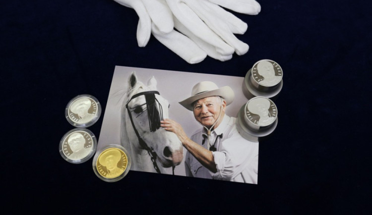 Čerstvě vyražená zlatka se stříbrnými medailemi a razidly. Foto: Jan Jirouš