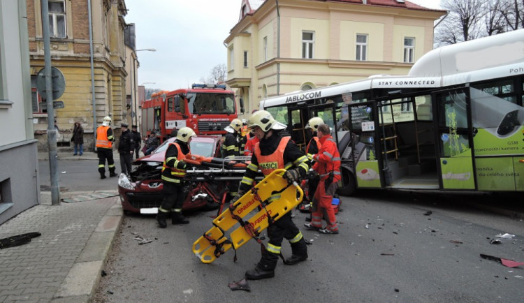 Střet auta s autobusem v Jablonci. Foto: HZS LK