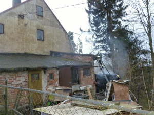 Kůlnu ve Vratislavicích zapálil vysypaný popel. Foto: HZSLK