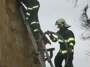Kůlnu ve Vratislavicích zapálil vysypaný popel. Foto: HZSLK