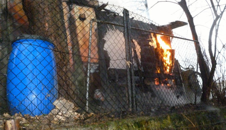 Kůlnu ve Vratislavicích zapálil vysypaný popel. Foto: HZSLK