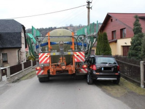 Neopatrný traktorista "lízl" Suzuki, škoda přesahuje 100 tisíc