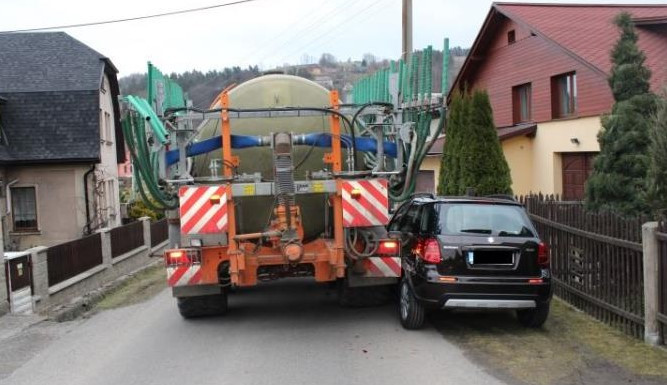 Neopatrný traktorista "lízl" Suzuki, škoda přesahuje 100 tisíc. Foto: Policie ČR