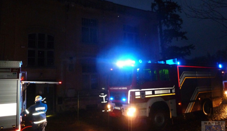 V Chotyni hořela opuštěná budova, zapálili ji vypalovači kabelů. Foto: Hrádek nad Nisou