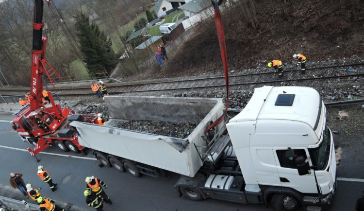Dopravu v Dolánkách zablokovala nehoda kamionu. Foto: HZS LK