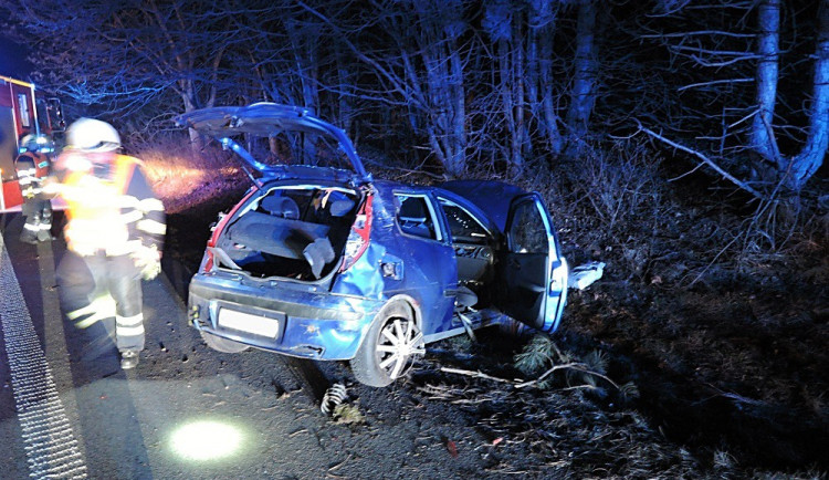 U večerní nehody na R10 tři jednotky hasičů. Foto: HZSLK