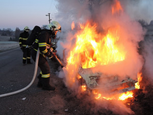 Po nárazu do stromu začalo auto hořet. Řidič stihl utéct